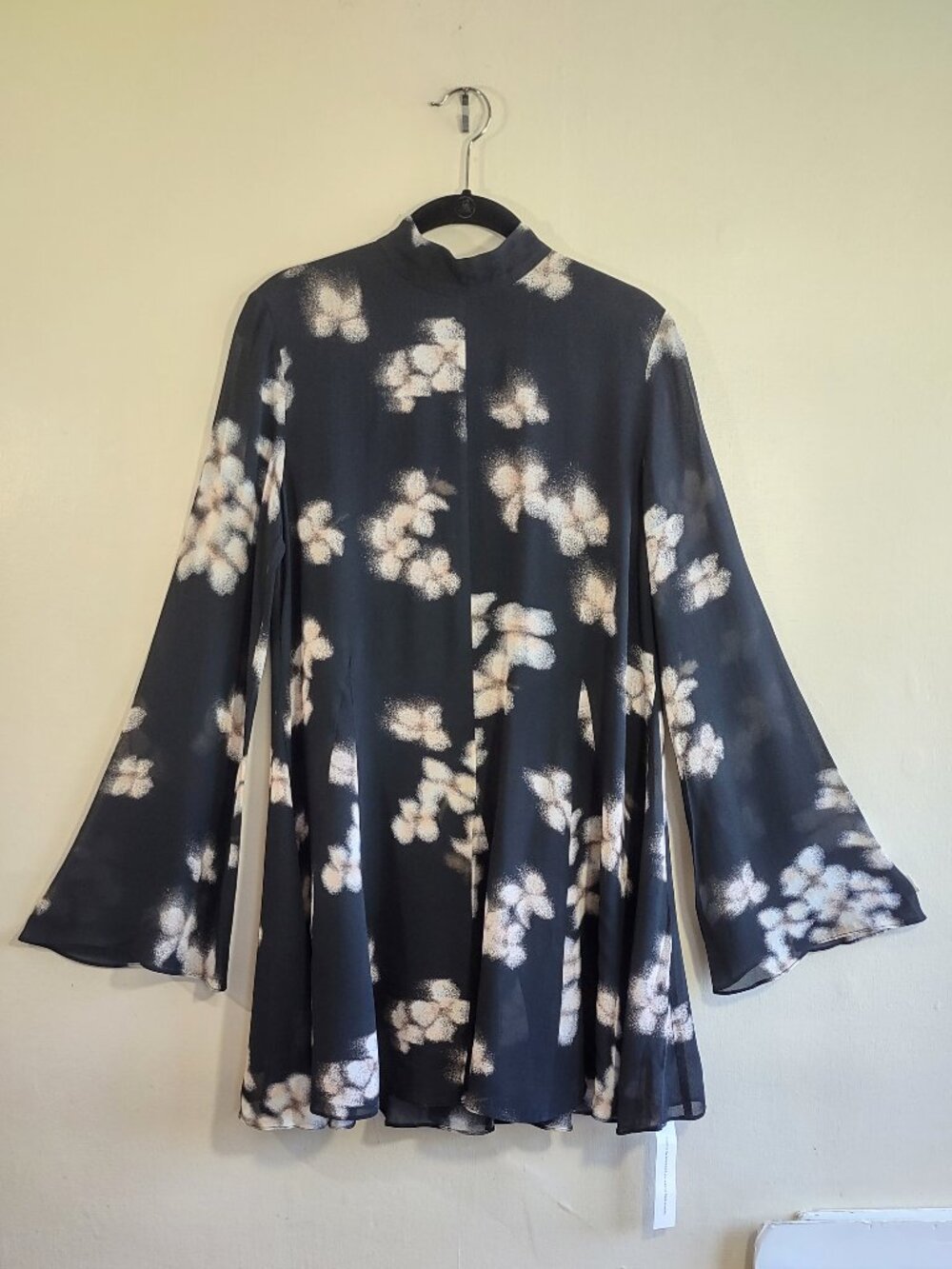 NEW Reformation Torin Mini Dress Floral Black Onyx Bell Sleeves Minimalist Small - Picture 6 of 10